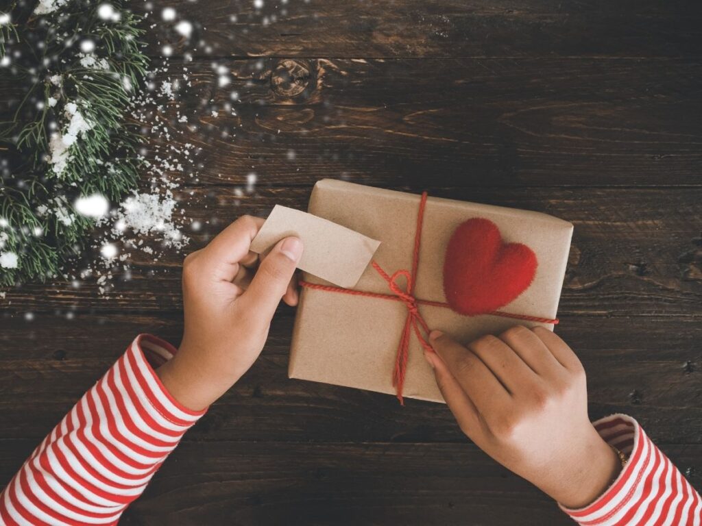 regali di natale con carta adi