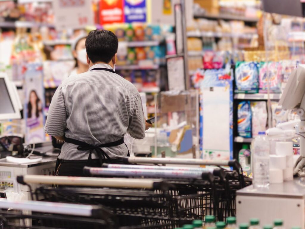 sfruttamento sul lavoro in un supermercato di catania