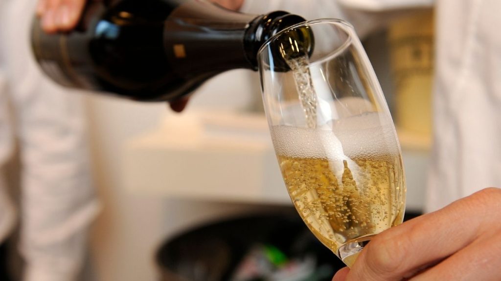 Assegno di Inclusione e spumante